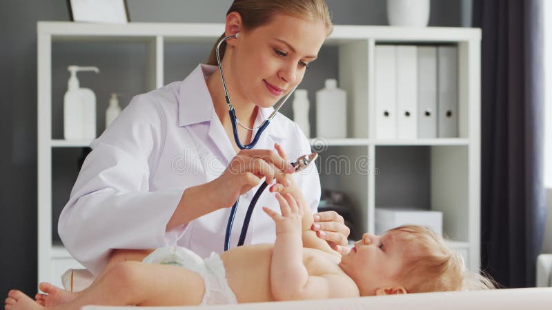Médecin travaille au cabinet médical. femme en manteau blanc. lieu de travail d'une femme thérapeute professionnelle dans un hôpit banque de vidéos