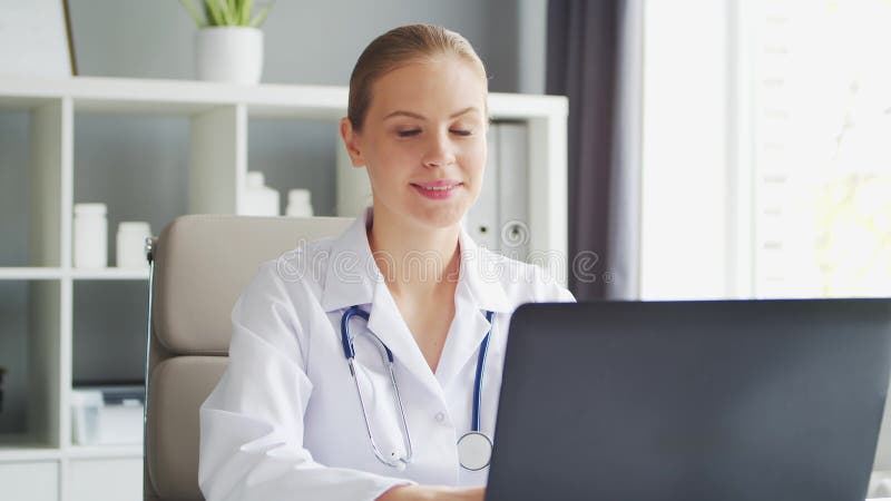 Médecin travaille au cabinet médical. femme en manteau blanc. lieu de travail d'une femme thérapeute professionnelle dans un hôpit clips vidéos