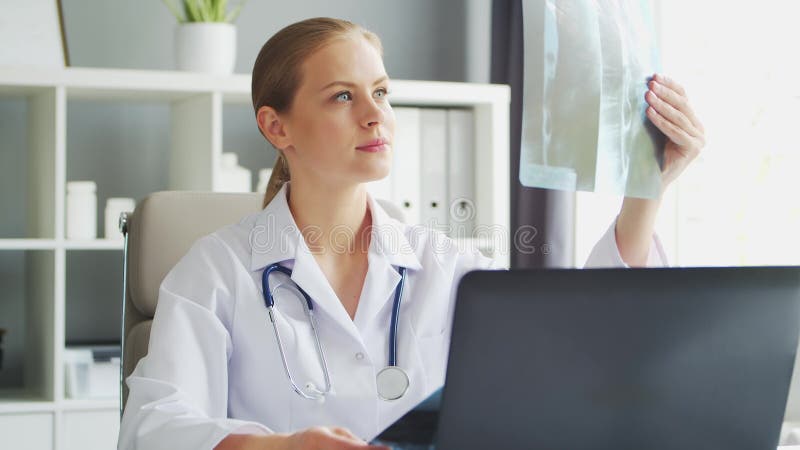 Médecin travaille au cabinet médical. femme en manteau blanc. lieu de travail d'une femme thérapeute professionnelle dans un hôpit clips vidéos