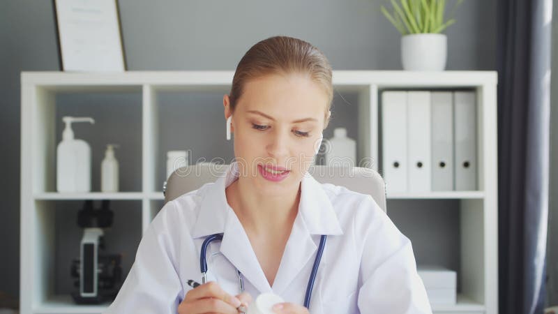 Médecin travaille au cabinet médical. femme en manteau blanc. lieu de travail d'une femme thérapeute professionnelle dans un hôpit banque de vidéos