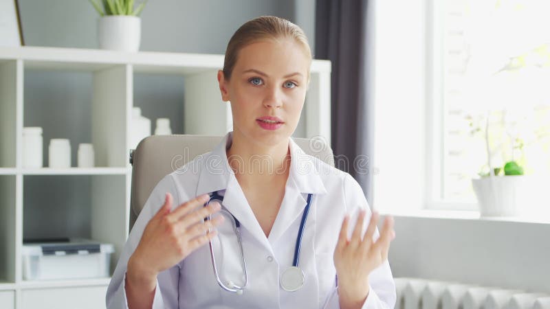 Médecin travaille au cabinet médical. femme en manteau blanc. lieu de travail d'une femme thérapeute professionnelle dans un hôpit clips vidéos