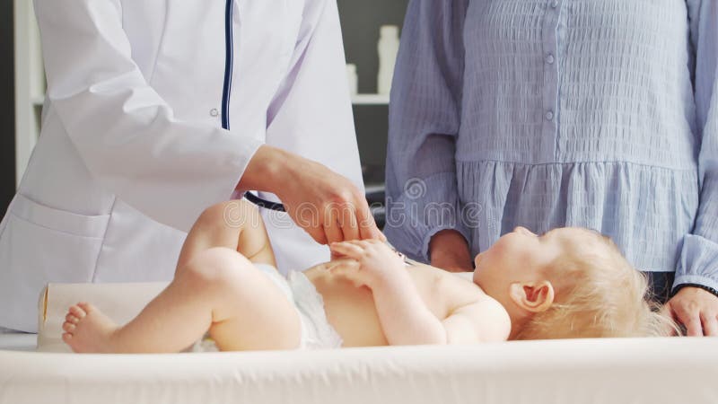 Médecin travaille au cabinet médical. femme en manteau blanc. lieu de travail d'une femme thérapeute professionnelle dans un hôpit banque de vidéos