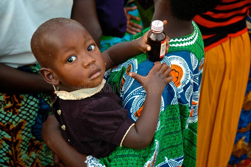Enfant africain tenant un médicament photo stock