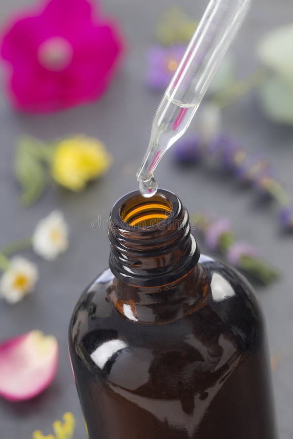 Médecine de fines herbes avec la bouteille de compte-gouttes images stock Médecine de fines herbes avec la bouteille de compte-gouttes images stock
