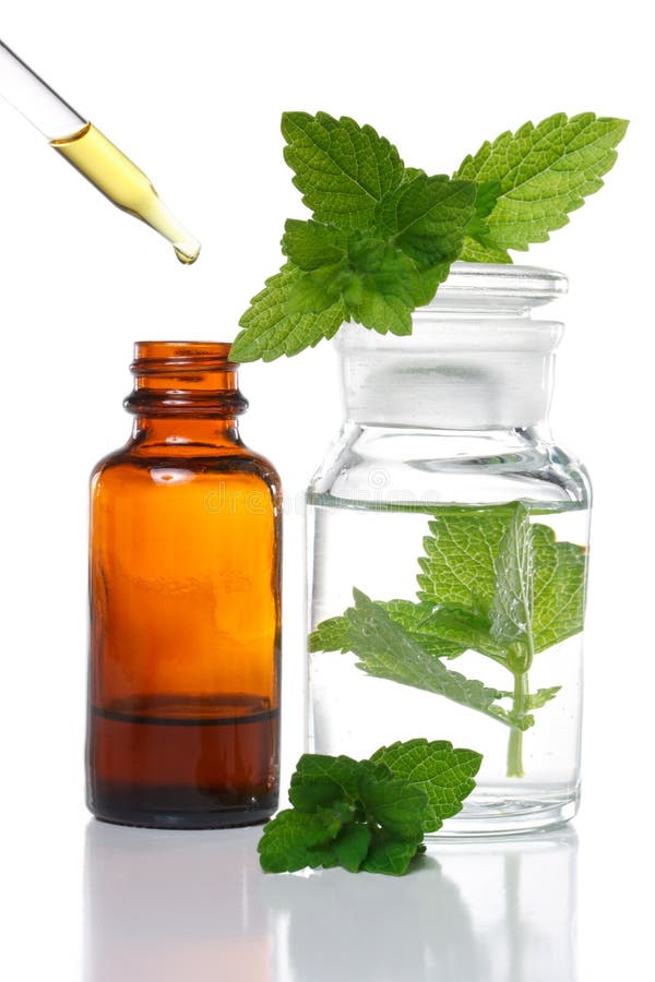 Médecine de fines herbes ou bouteille aromatherapy de compte-gouttes photos libres de droits Médecine de fines herbes ou bouteille aromatherapy de compte-gouttes photos libres de droits