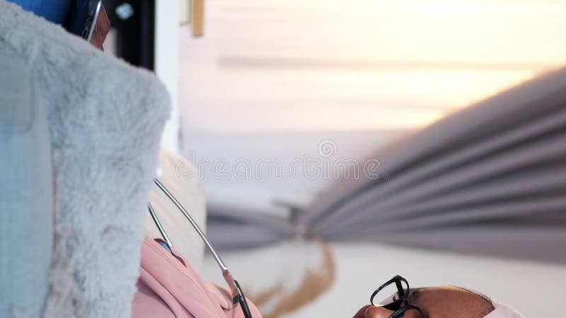 Médecine à distance verticale femme médecin chat clips vidéos