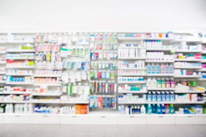 Médecines disposées dans les étagères à la pharmacie