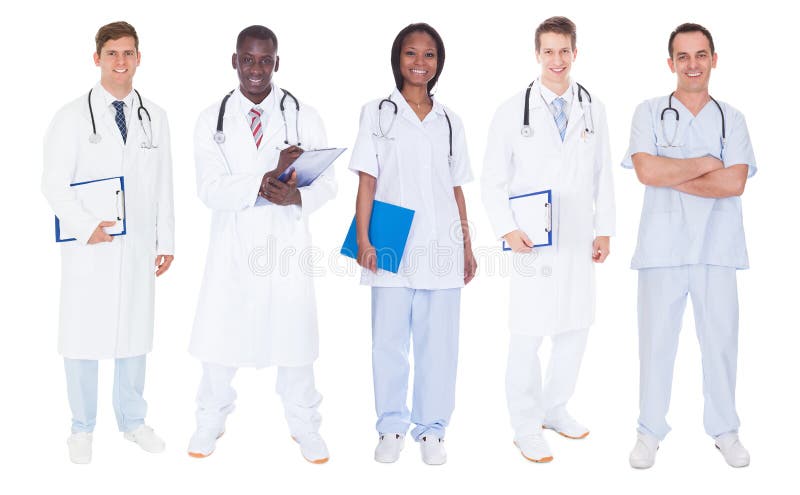 Médecins multi-ethniques au-dessus du fond blanc