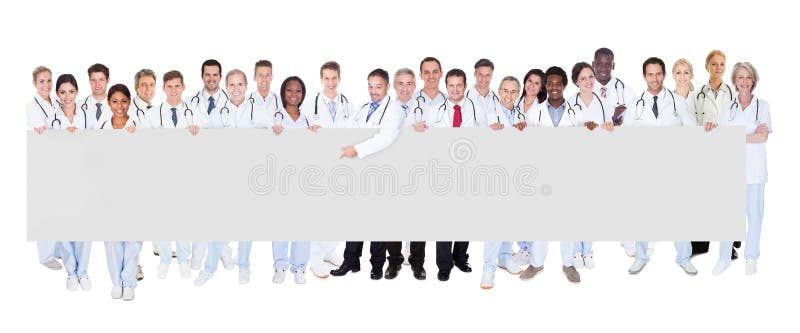 Médecins multi-ethniques tenant la bannière vide