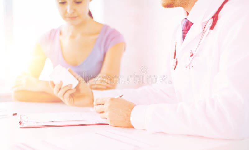 Médicament de prescription de patient et de docteur images libres de droits Médicament de prescription de patient et de docteur images libres de droits