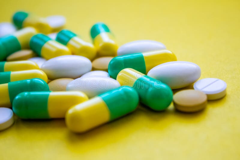 Médicaments médicales sur un gros plan jaune de fond