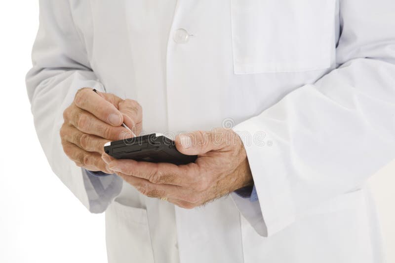 Médico caucasiano de bata branca a usar um PDA imagens de stock royalty free