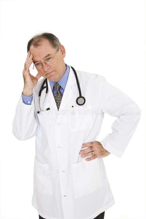 Médico caucasiano com entradas, vestindo um casaco branco fotografia de stock royalty free