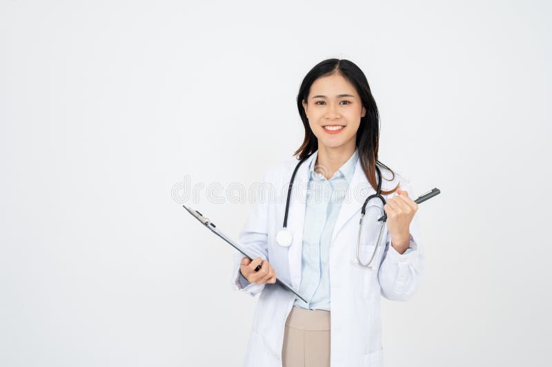 Médico asiática mujer con traje médico blanco sostiene el portapapeles aislado en fondo blanco imágenes de archivo libres de regalías