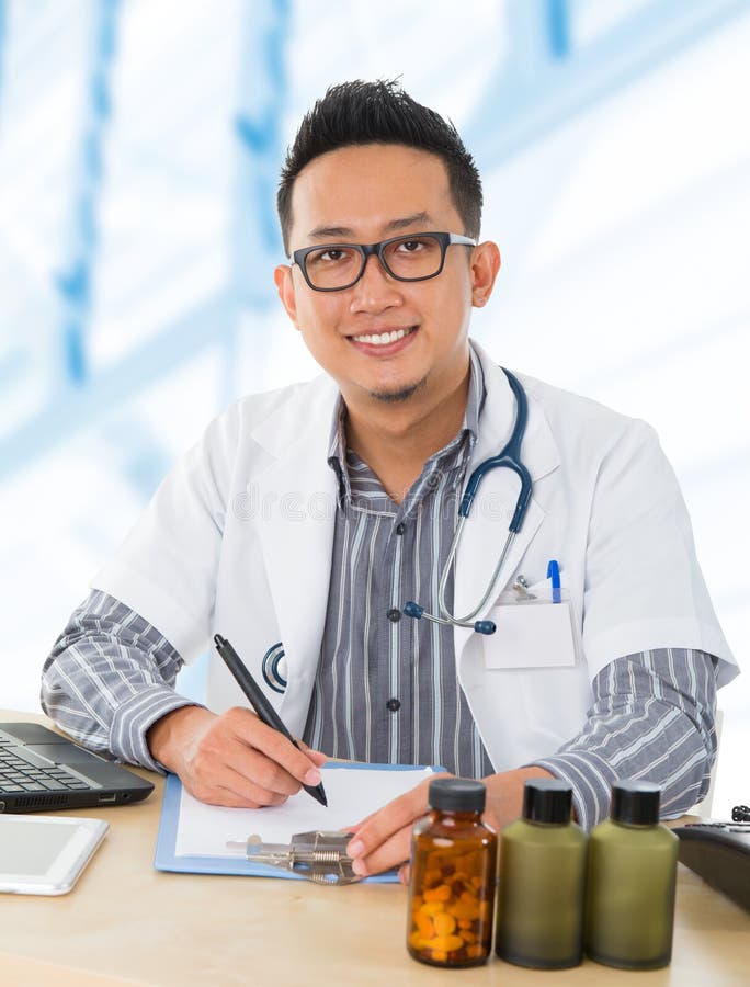 Download Médico Asiático Que Trabalha Em Sua Mesa Foto de Stock - Imagem de perito, homem: 29840716