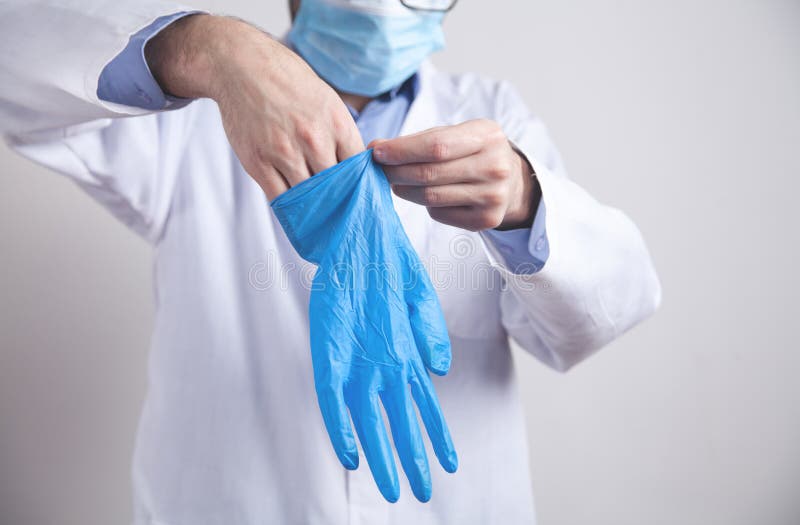 Médico caucasiano com luvas protetoras azuis fotos de stock