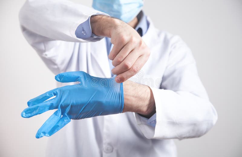 Médico caucasiano com luvas protetoras azuis fotografia de stock royalty free