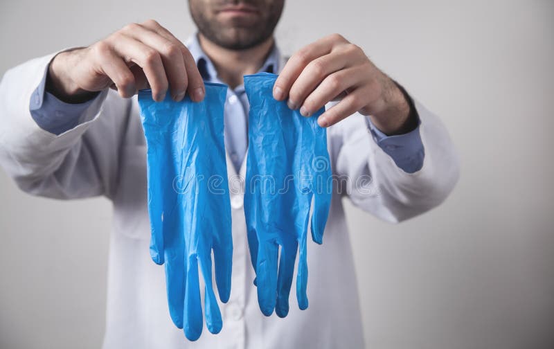 Médico caucasiano com luvas protetoras azuis fotos de stock royalty free