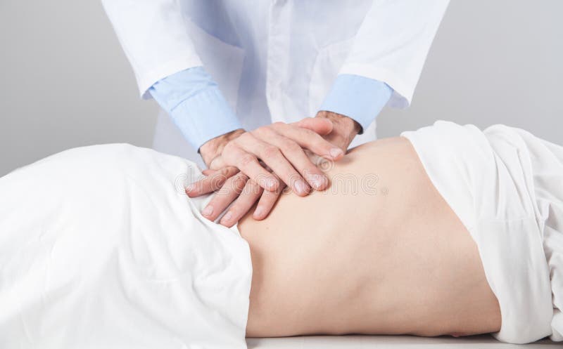 Médico caucasiano a massajar a coluna vertebral do paciente fotos de stock