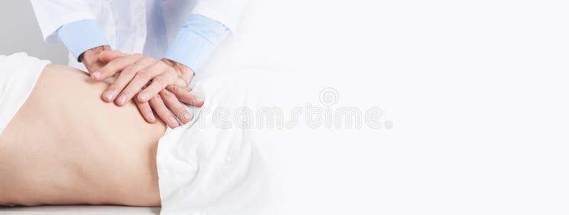 Médico caucasiano massajando coluna do paciente imagens de stock