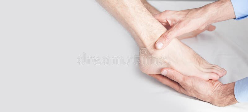 Médico caucasiano massajando pé paciente fotografia de stock