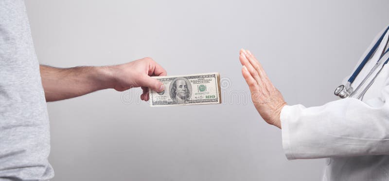 Médico caucasiano recusando dinheiro de um paciente imagens de stock royalty free