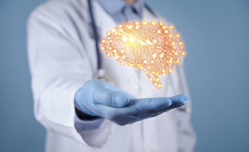 Médico caucasiano a segurar um cérebro humano fotografia de stock