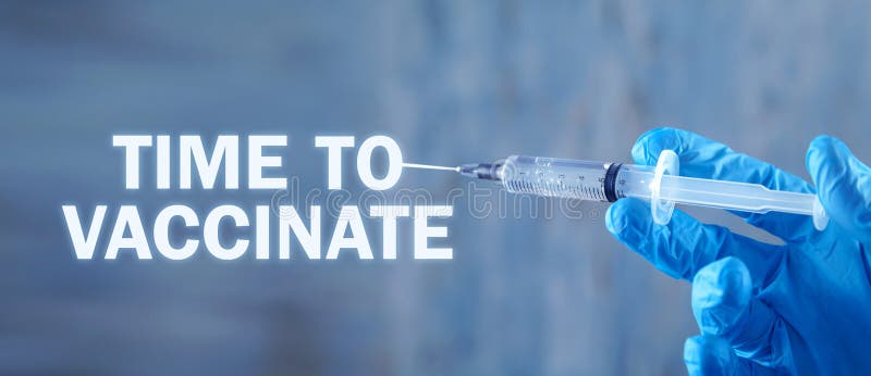 Médico caucasiano segurando seringa. tempo de vacinação imagens de stock royalty free