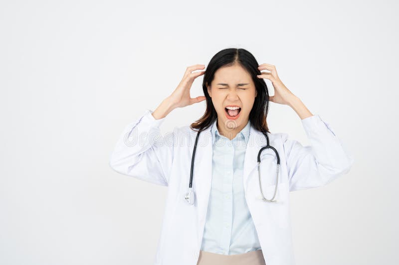 Médico con dolor de cabeza. médico con dolor de cabeza por migraña sobrecargado y estresado foto de archivo libre de regalías