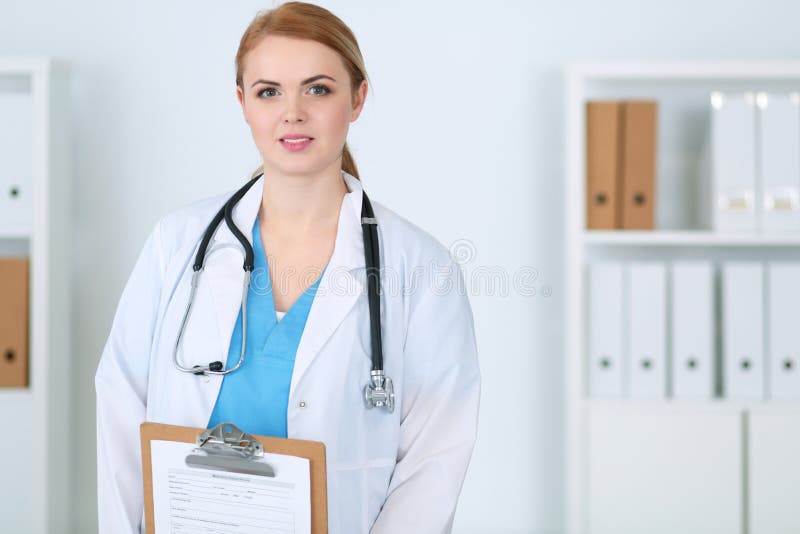 Médico de sexo femenino hermoso que se coloca en el hospital El médico está listo para ayudar a pacientes Medicina y cuidado médi imagen de archivo Médico de sexo femenino hermoso que se coloca en el hospital El médico está listo para ayudar a pacientes Medicina y cuidado médi imagen de archivo