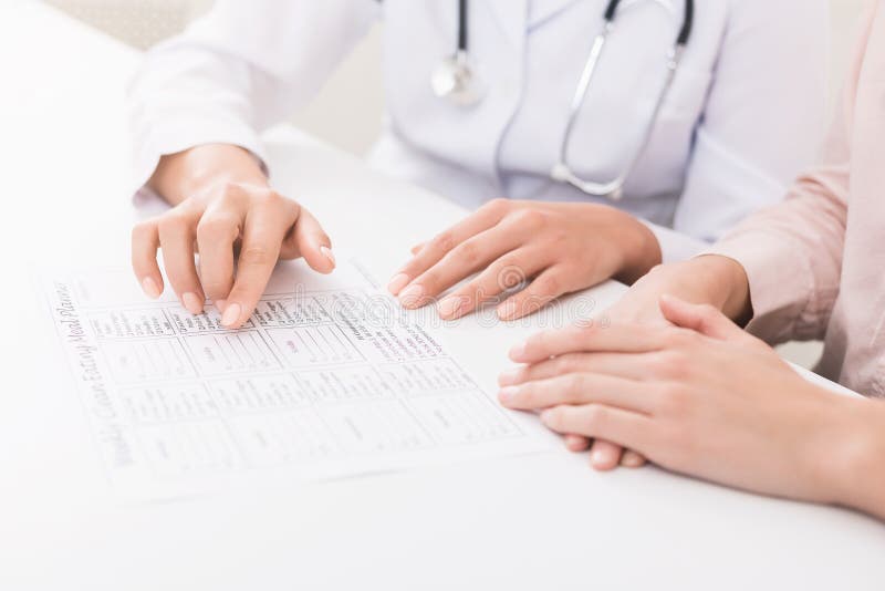 Médico e paciente do nutricionista que discutem o plano da dieta foto de stock Médico e paciente do nutricionista que discutem o plano da dieta foto de stock