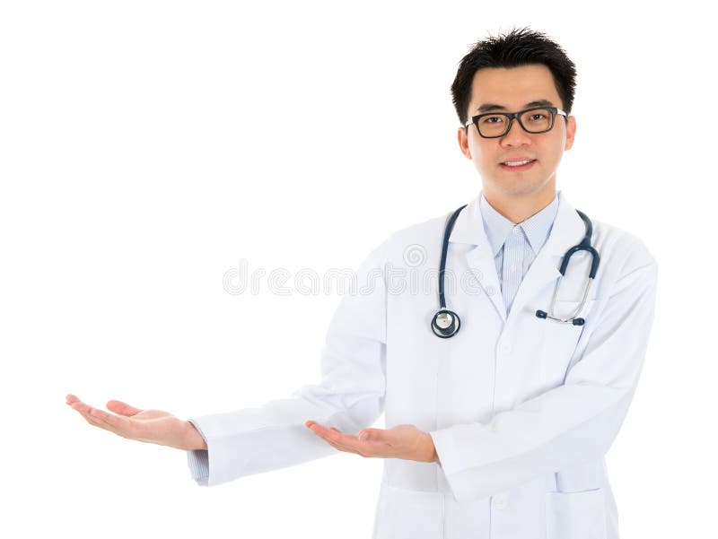 Médico masculino asiático que mostra algo foto de stock Médico masculino asiático que mostra algo foto de stock