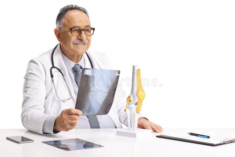 Médico masculino maduro con una imagen de rayos X imagenes de archivo