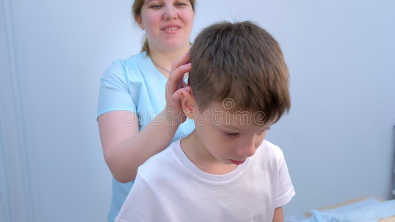 Médico massagista faz massagem na cabeça da terapia para adolescente na clínica