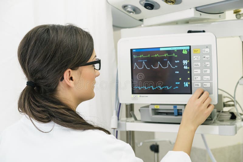 Médico que hace la prueba de ECG en hospital foto de archivo libre de regalías Médico que hace la prueba de ECG en hospital foto de archivo libre de regalías