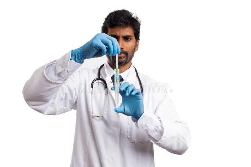 Médico que toma o selo fora da agulha da seringa imagem de stock Médico que toma o selo fora da agulha da seringa imagem de stock