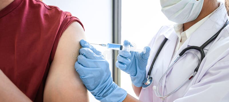 Médico vacunando a un paciente con una aguja vacunándose contra la vacuna inmune en el brazo para la vacuna antigripal, coronavir