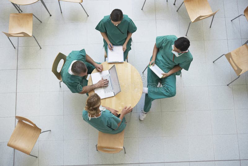 Médicos en la reunión en la cafetería foto de archivo libre de regalías Médicos en la reunión en la cafetería foto de archivo libre de regalías
