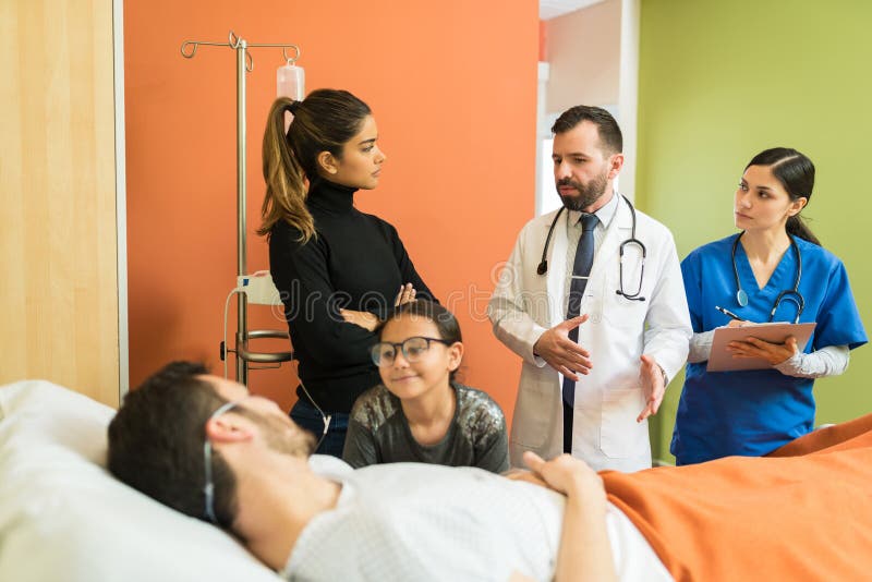 Médicos explicando a la familia en el hospital imágenes de archivo libres de regalías