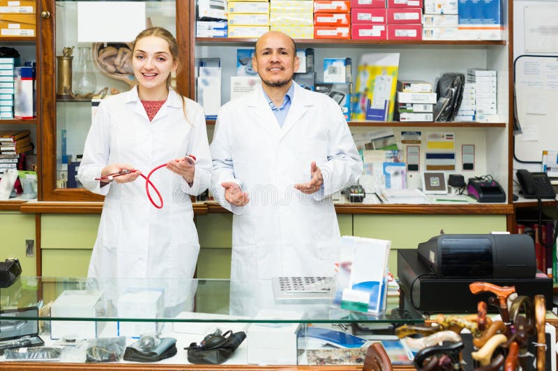 Médicos profesionales que ofrecen mercancías ortopédicas imagen de archivo libre de regalías Médicos profesionales que ofrecen mercancías ortopédicas imagen de archivo libre de regalías
