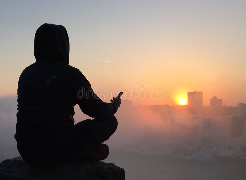 Méditation au lever de soleil images stock Méditation au lever de soleil images stock