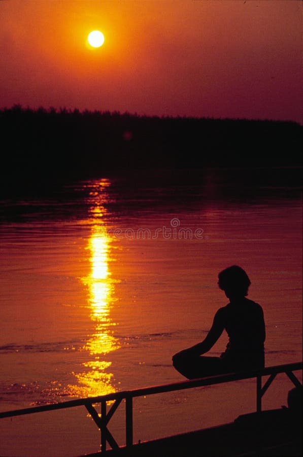 Méditation de coucher du soleil photo libre de droits Méditation de coucher du soleil photo libre de droits