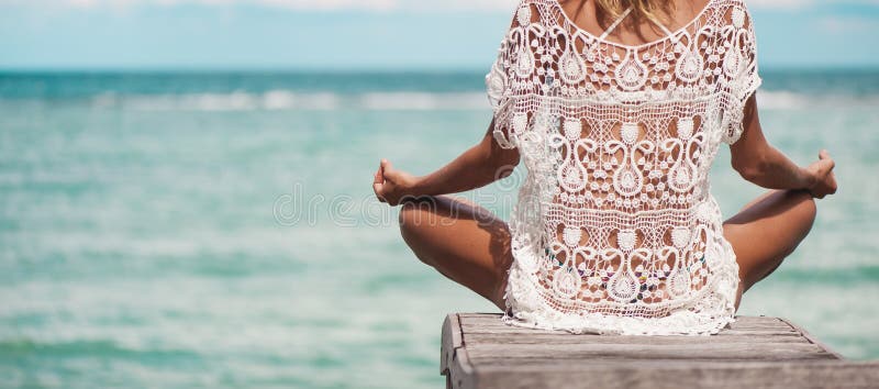 Méditation de femme dans une pose de yoga à la plage photographie stock Méditation de femme dans une pose de yoga à la plage photographie stock