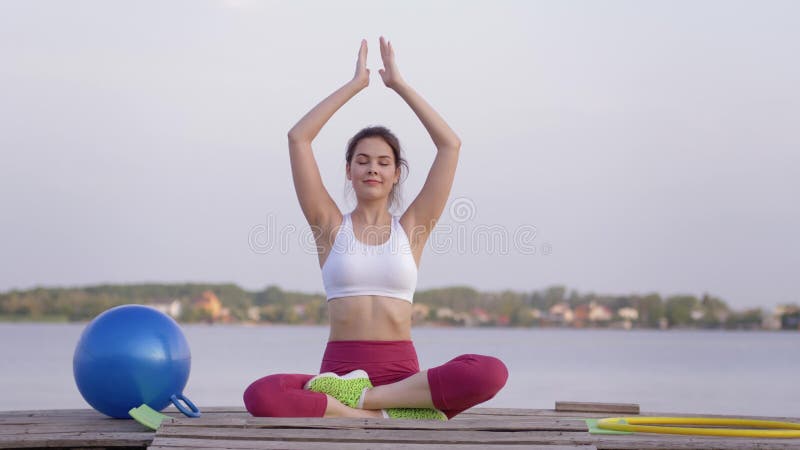 Méditation de yoga, jeune femme heureuse de yogi en position de lotus faisant les calmnes spirituels de yoga et de plaisir sur la