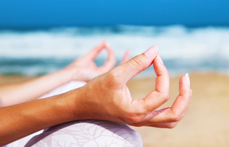 Méditation de yoga sur la plage photographie stock libre de droits Méditation de yoga sur la plage photographie stock libre de droits