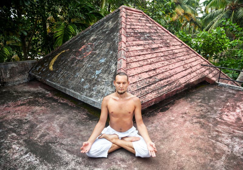 Méditation de yoga sur le toit photos stock Méditation de yoga sur le toit photos stock