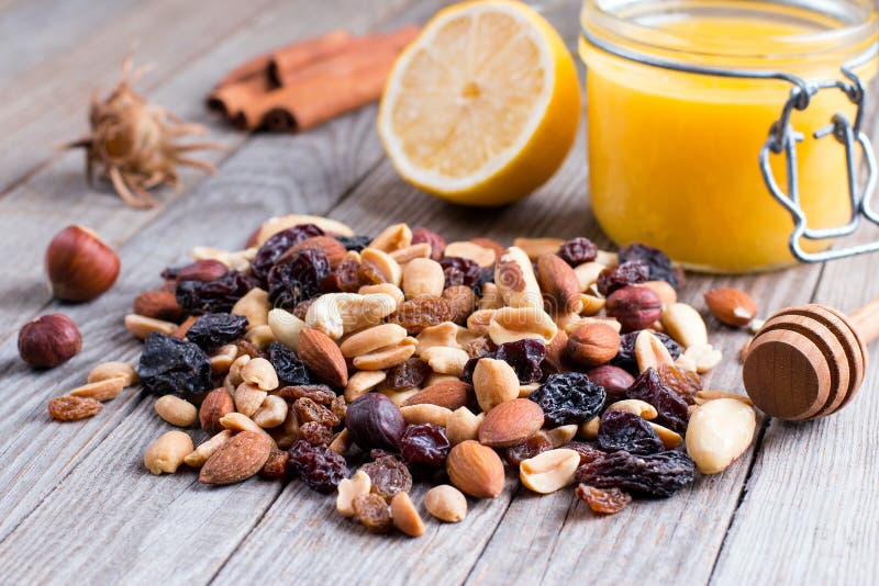 Mélange avec des écrous avec du miel et le citron Ingrédient pour préparer la nourriture saine image libre de droits Mélange avec des écrous avec du miel et le citron Ingrédient pour préparer la nourriture saine image libre de droits