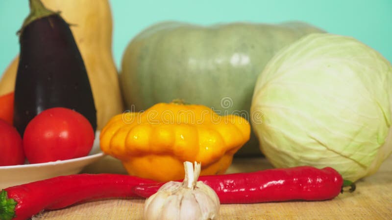 Mélange des légumes pour faire cuire le ragoût végétal Fond de couleur 4k, au ralenti, chariot a tiré, le concept de la nourritur