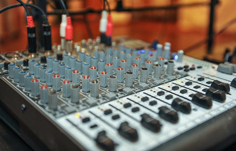 Mélangeur audio, équipement de musique vitesses de studio d'enregistrement, outils de radiodiffusion, mélangeur, synthétiseur dép images stock Mélangeur audio, équipement de musique vitesses de studio d'enregistrement, outils de radiodiffusion, mélangeur, synthétiseur dép images stock