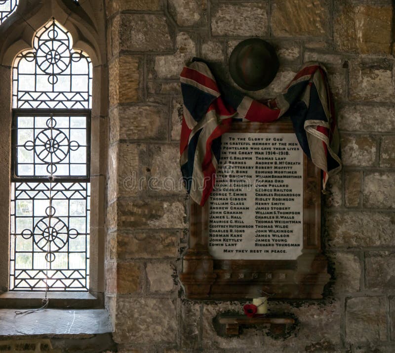 Mémorial aux soldats perdus dans la guerre mondiale 1 Casque d'armée britannique et drapeau d'Union Jack photo libre de droits Mémorial aux soldats perdus dans la guerre mondiale 1 Casque d'armée britannique et drapeau d'Union Jack photo libre de droits